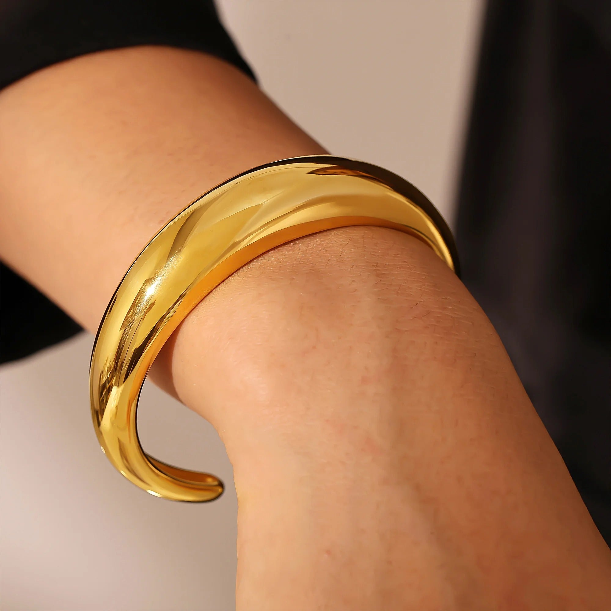 Bracelete rígido SOLENNE Forma, detalhe 1
